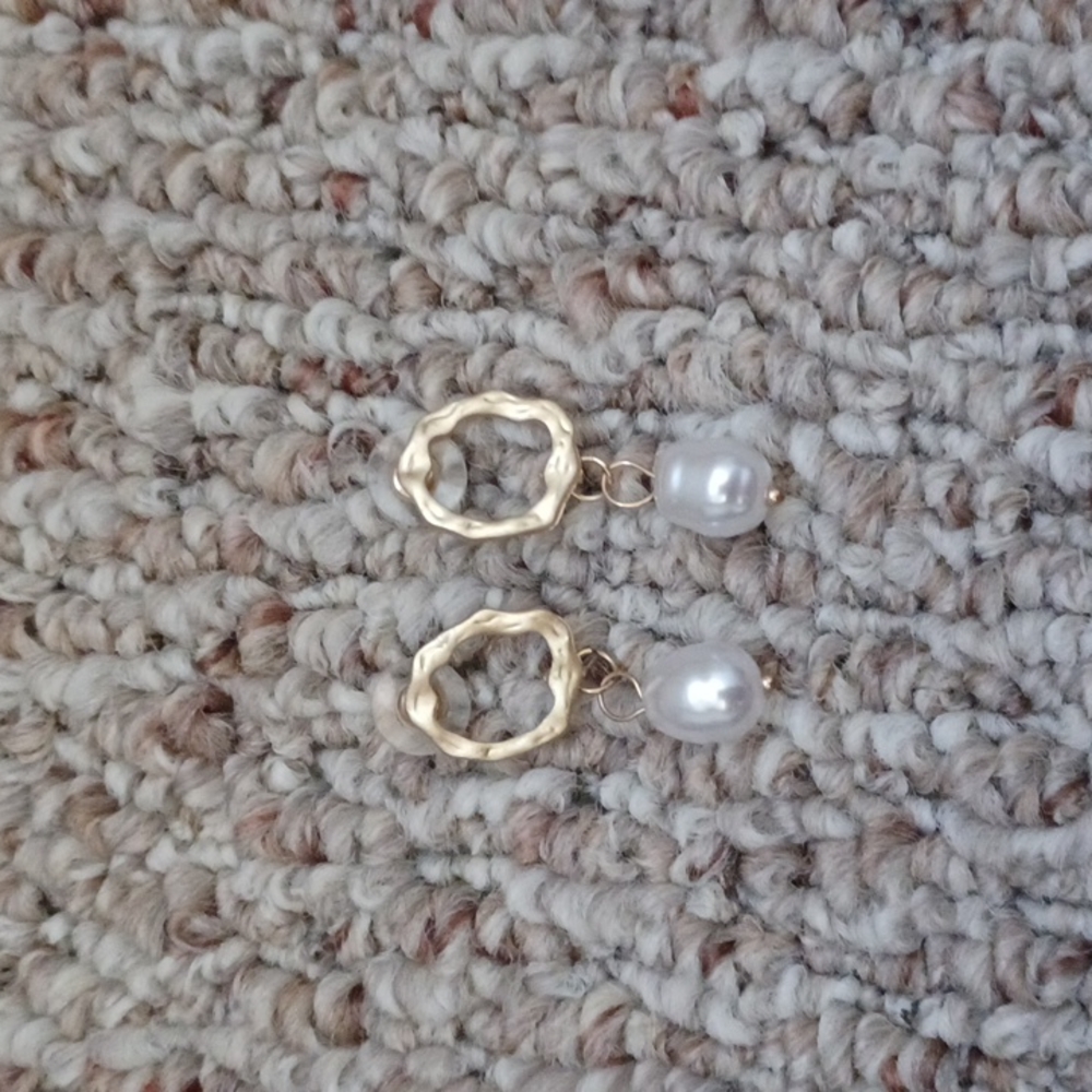 Gold earrings with pearl